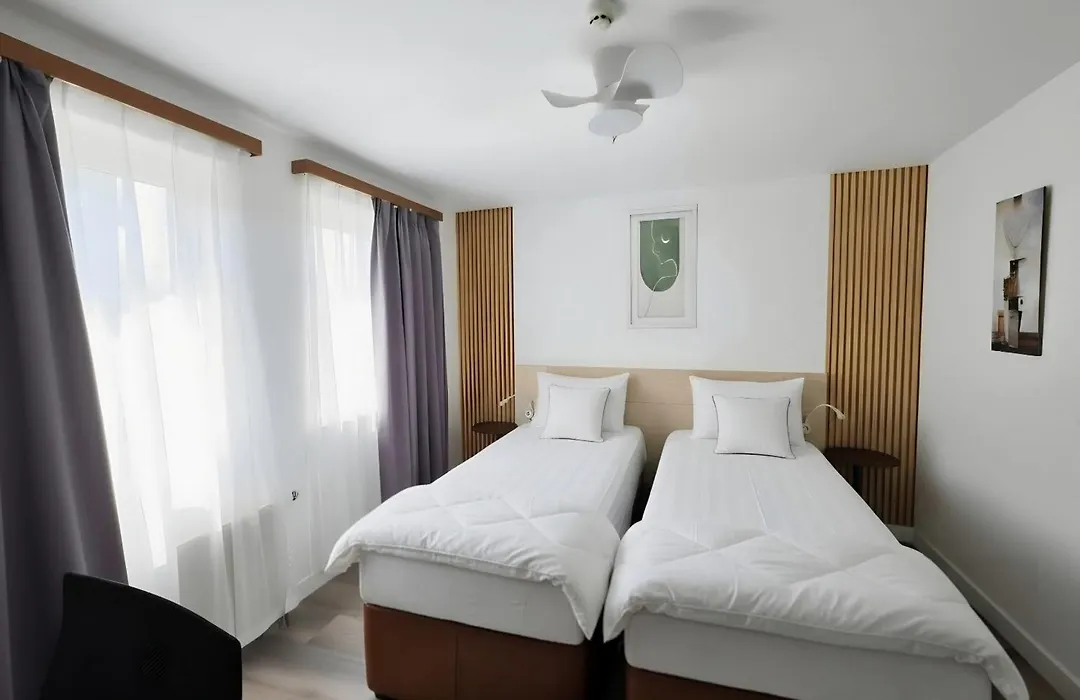 Hotel Evergreen-1